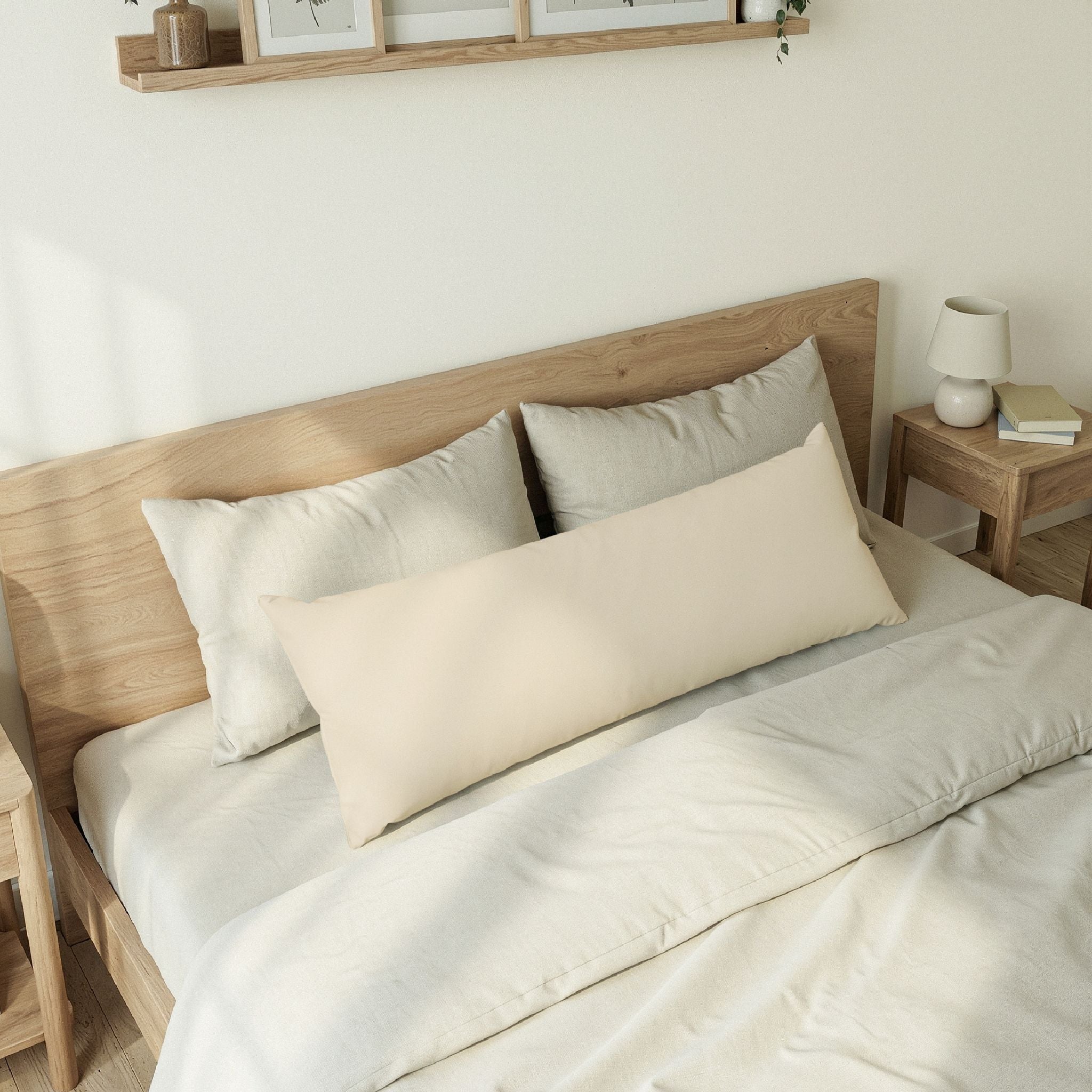 Coussin corps sur lit chambre scandinave bois naturel — idée déco chambre adulte cosy, décoration maison minimaliste, dco chambre zen, tête de lit déco