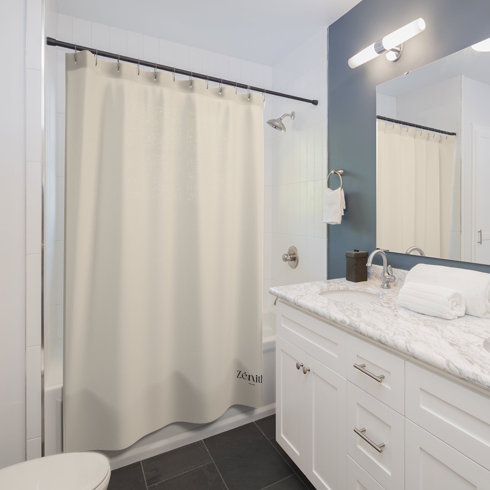 Rideau de douche installé salle de bain bleue — décoration salle de bain tendance, dco maison moderne Belgique