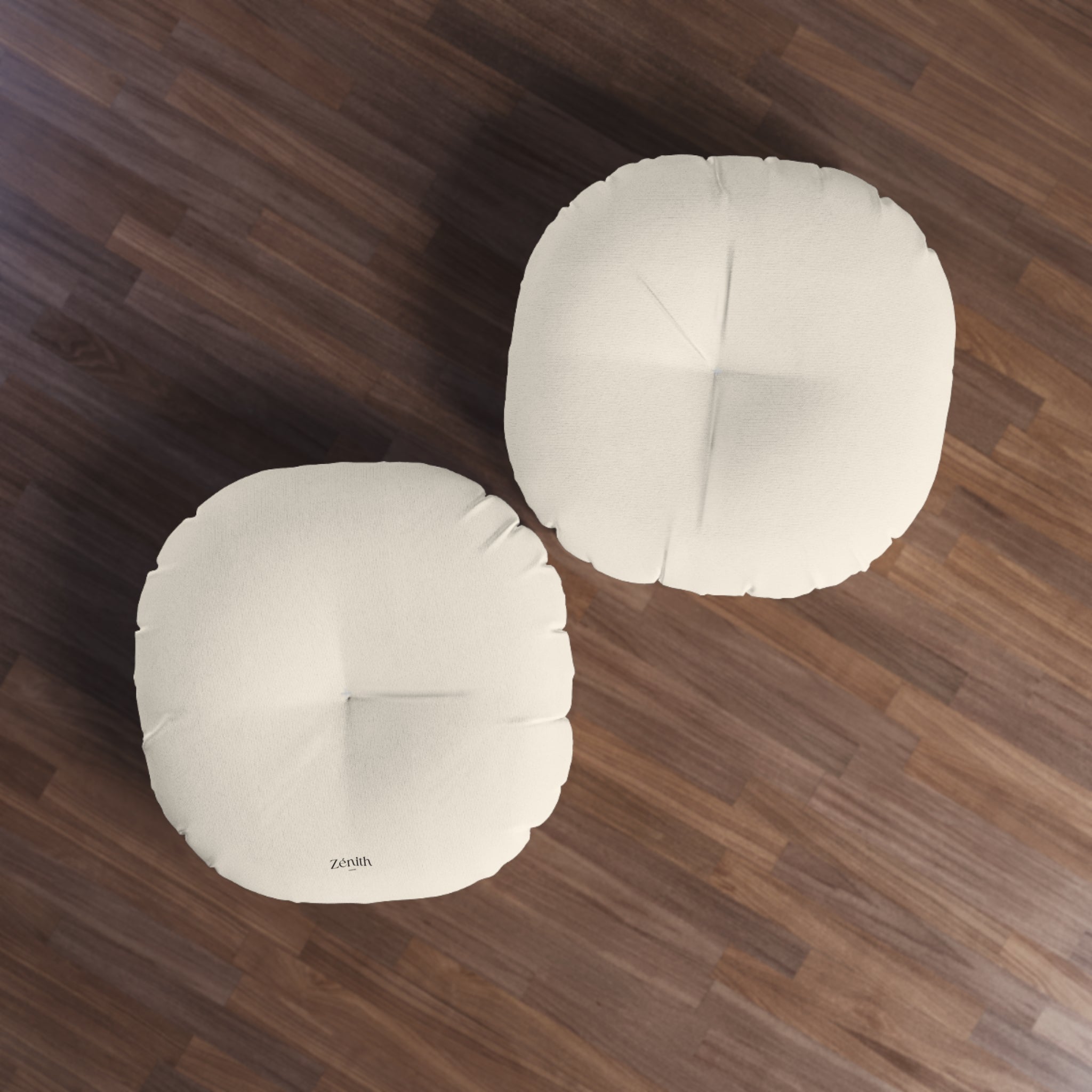 Deux coussins de sol ronds touffeté sur parquet bois sombre — idée déco salon bohème, décoration maison cosy, dco maison scandinave, idée aménagement salon
