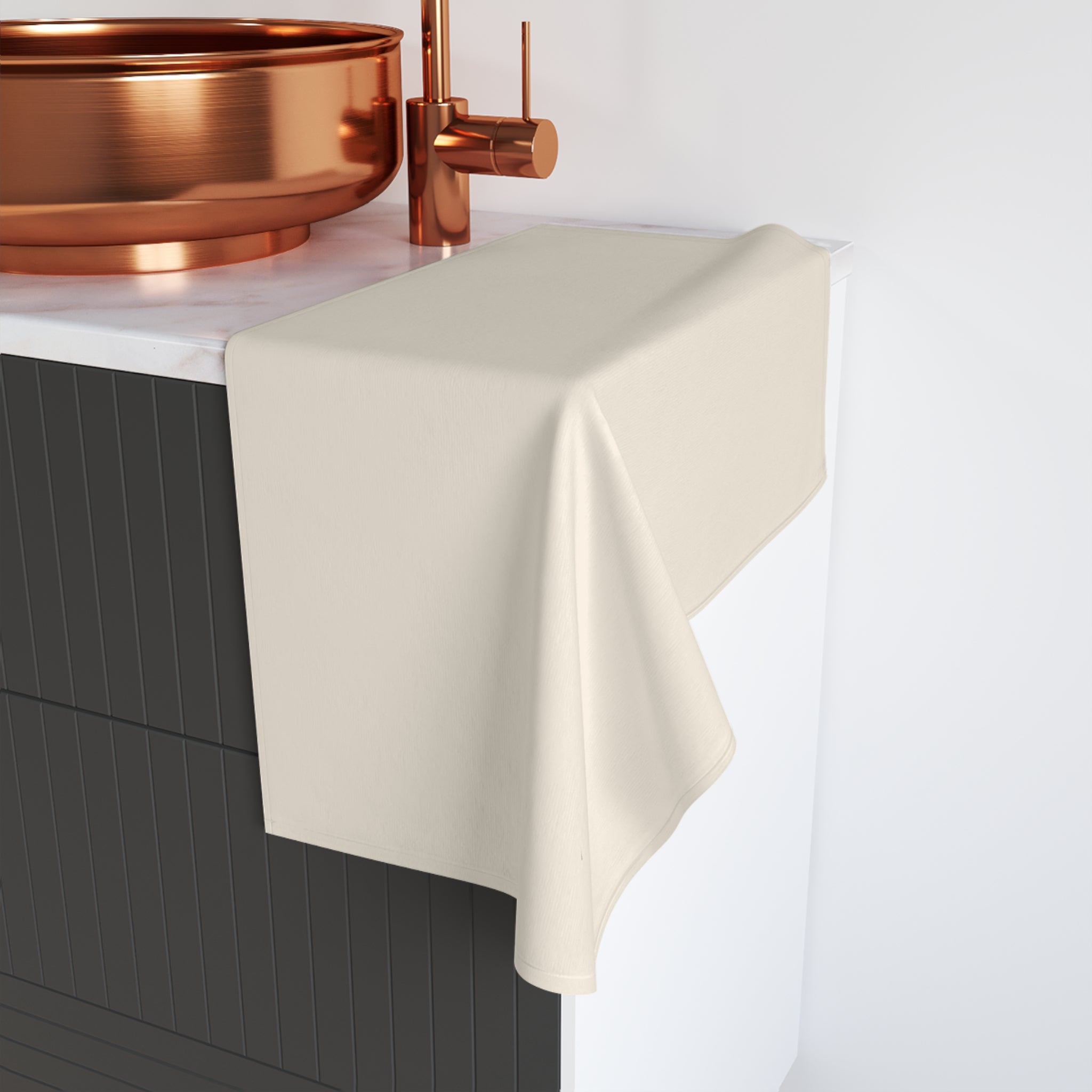 Serviette de main dans salle de bain design robinet cuivré — décoration salle de bain moderne, dco maison japandi, idée déco maison tendance 2025