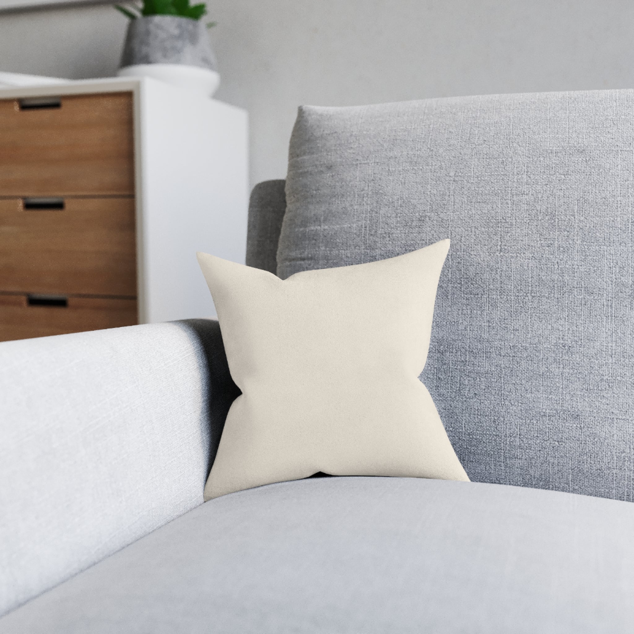Coussin carré beige texturé sur canapé gris salon moderne — idée déco salon cosy, décoration maison scandinave, idée aménagement salon, dco maison tendance 2025
