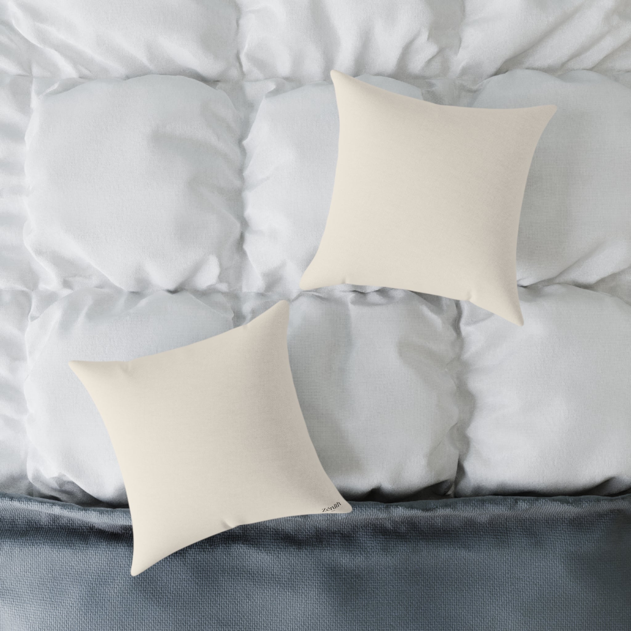 Deux coussins canvas poly crème sur lit gris chambre moderne — idée déco chambre adulte, décoration chambre minimaliste, dco maison japandi, tendance déco 2025