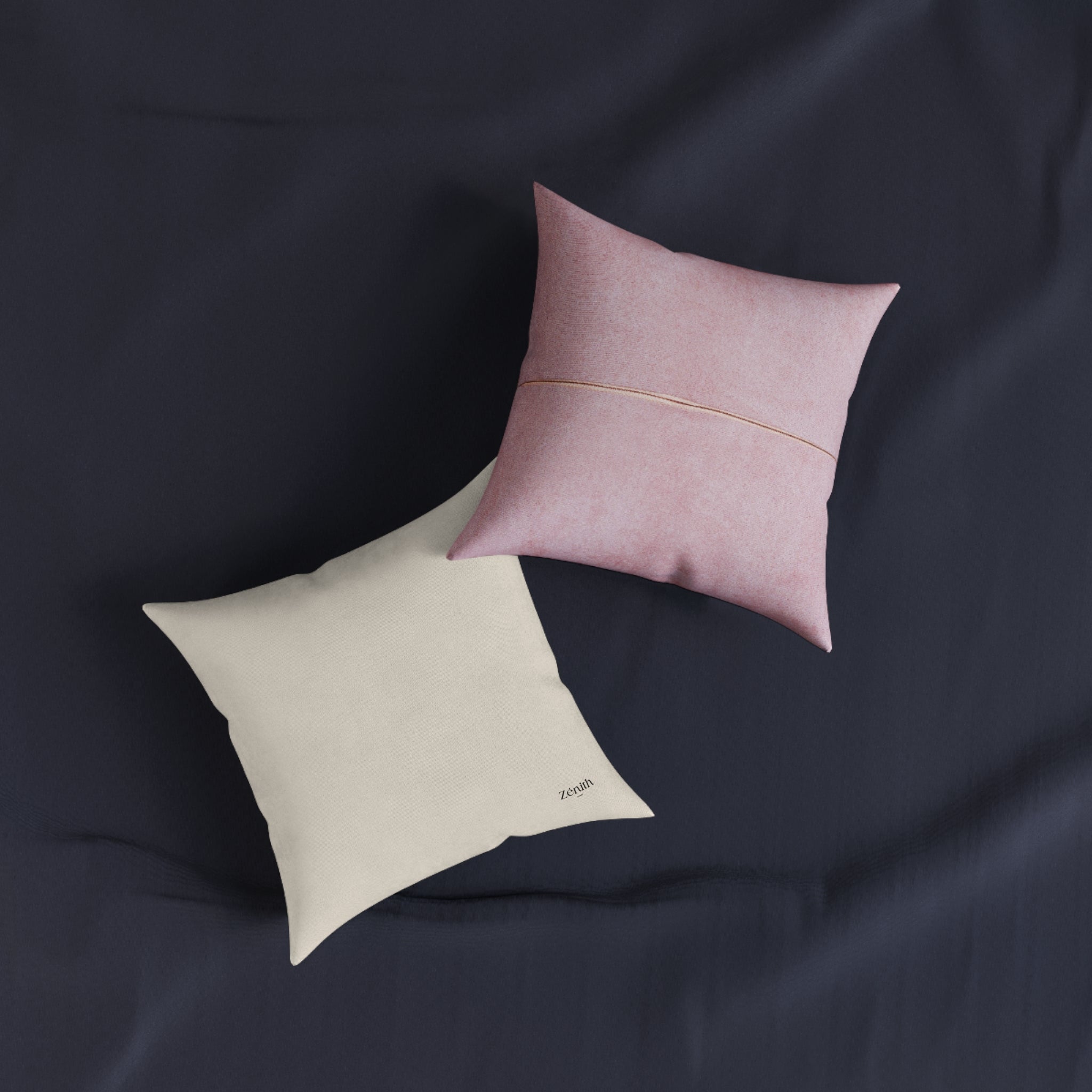 Coussins décoratifs rose et beige sur fond sombre — idée déco chambre adulte, décoration salon cosy, dco maison scandinave, idée cadeau déco maison