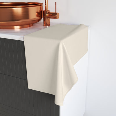 Serviette de main dans salle de bain design robinet cuivré — décoration salle de bain moderne, dco maison japandi, idée déco maison tendance 2025