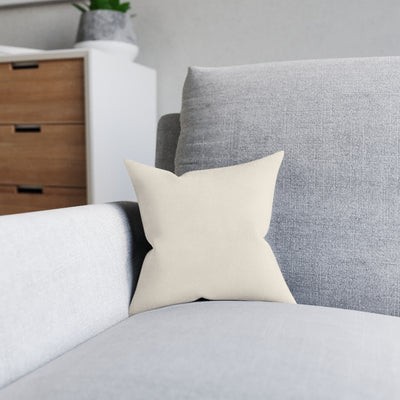 Coussin carré beige texturé sur canapé gris salon moderne — idée déco salon cosy, décoration maison scandinave, idée aménagement salon, dco maison tendance 2025